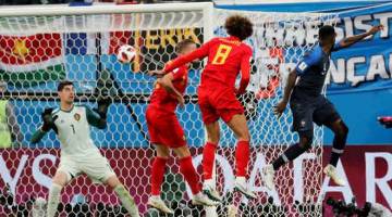 GEGAR JARING: Umtiti (kanan) menanduk masuk gol tunggal perlawanan ketika beraksi pada perlawanan separuh akhir menentang Belgium di Stadium Saint Petersburg, Rusia kelmarin. —Gambar Reuters