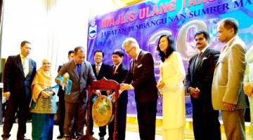 MOHAMMAD memalu gong tanda perasmian Majlis Sambutan Ulang Tahun JPSM Ke-30 dan Penyampaian Anugerah Perkhidmatan Cemerlang tahun 2017.