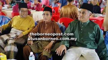 SOKONGAN: (Dari kiri) Dr Abang Nawawi, Abang Bollhassan dan Wan Abdillah menghadiri Program Jalinan Kasih Aidilfitri PERKEMAS, baru-baru ini.