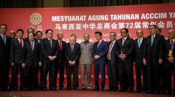 TANDA KENANGAN: Dr Mahathir bergambar bersama Anggota Majlis Tertinggi ACCCIM pada Majlis Perasmian Mesyuarat Agung Tahunan Gabungan Dewan Perniagaan dan Perindustrian Cina Malaysia (ACCCIM) Ke-72, semalam. — Gambar Bernama