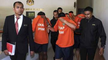 TAHANAN REMAN: Pegawai Suruhanjaya Pencegahan Rasuah Malaysia (SPRM) mengiringi lima anggota polis bagi menyambung tahanan direman di Kompleks Mahkamah Seremban, semalam. — Gambar Bernama