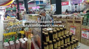 HARGA ISTIMEWA: Antara produk makanan keluaran Sarawak yang terdapat di Emart, Batu Kawa.