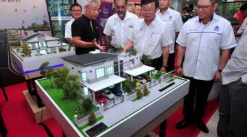 LAWAT PAMERAN: Chow Kon Yeow (tengah) melawat ruang pameran pada Pelancaran MAPEX Fair 2018, semalam. — Gambar Bernama