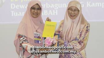 AZIZAH (kanan) menerima cendera kenangan daripada Ketua Salwa Wadah Pencerdasan Umat Malaysia Negeri Sabah, Prof Dr Hajjah Arsiah Bahron ketika di majlis itu.