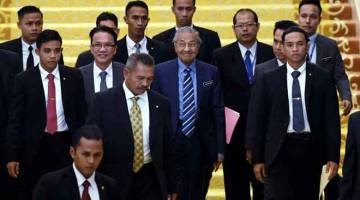 PERSIDANGAN: Dr Mahathir kelihatan keluar dari Sidang Dewan Rakyat di Bangunan Parlimen semalam. Beliau hadir bagi sesi soal jawab Sidang Dewan Rakyat semalam. — Gambar Bernama