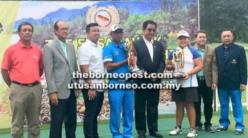 JUARA: Hassan (empat kiri) bersama Mirabel (tiga kanan) bersama dengan trofi kejuaraan masing-masing pada majlis penutupan Kejohanan Golf Sarawak Sarawak ke5 -2018 di Damai Golf & Country Club (DGCC) kelmarin.