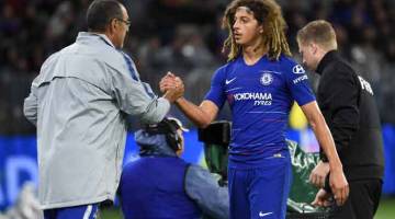 SUMBANGAN HEBAT: Sarri (kiri) berjabat tangan dengan pemainnya, Ethan Ampadu selepas tamat perlawanan din Stadium Optus, Perth Isnin lepas. — Gambar AFP