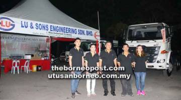 KUNJUNGI KAMI: Lu (tengah) bersama Pengurus Lu & Sons Engineering Cawangan Sibu, Madgalina Lu serta yang lain gerai pameran mereka di Dataran Bandar Sibu Fasa II.