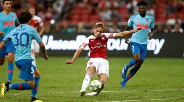 MENYERLAH: Smith Rowe menjaringkan gol buat Arsenal ketika menentang Atletico Madrid dalam perlawanan Piala Juara-Juara Antarabangsa yang berlangsung di Stadium Antarabangsa Singapura di Singapura. — Gambar Reuters