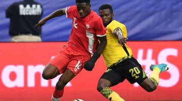 BERAKSI DI BUNDESLIGA: Gambar fail menunjukkan Davies (kiri) pada aksi perlawanan CONCACAF menentang Jamaica di Stadium Universiti Phoenix di Glendale, Arizona AS. — Gambar AFP