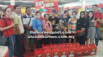 TAHNIAH: Pegawai Indocafe dan Emart merakam kenangan bersama pemenang di Emart Batu Kawa semalam.