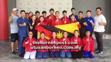 SEDIA BERSAING: Skuad taekwondo Sarawak diketuai Tan (dua kiri), barisan pegawai, jurulatih dan atlet sebaik tiba di venue kejohanan di Kampar, Perak.