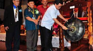 PERASMIAN: Mohd Shafie (kanan) memalu gong sebagai simbolik perasmian Mesyuarat Agung Perwakilan Dwitahunan Ke-13 Persatuan Pesara Pegawai Perkhidmatan Pendidikan Malaysia (PPPPM) semalam. — Gambar Bernama