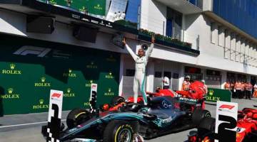 CERIA: Reaksi Hamilton selepas memenangi Grand Prix Hungary di Hungaroring, Budapest kelmarin. — Gambar AFP