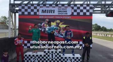 TAHNIAH: Juara kategori novice, Mohamad Azrul (tengah) bersama Catherine (kedua) dan Awangku Muhamad Hazim (ketiga) bersama piala masing-masing. 