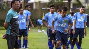 FOKUS: Kim Swee (kiri) ketika bersama para pemain pada sesi latihan skuad bawah 23 tahun negara bagi menghadapi cabaran Sukan Asia Jakarta Palembang 2018 di Wisma FAM, Petaling Jaya semalam. — Gambar Bernama