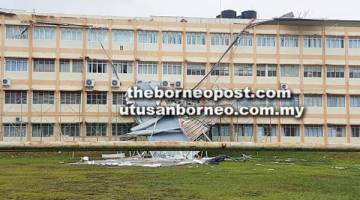 BUMBUNG sekolah SK Pekan Kota Belud jatuh ke bawah diterbangkan angin ketika kejadian itu.