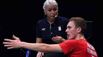 MAINAN MINDA: Axelsen berbincang dengan pengadil ketika beraksi menentang Chen Long dalam perlawanan suku akhir Kejohanan Badminton Dunia di Nanjing China. — Gambar AFP