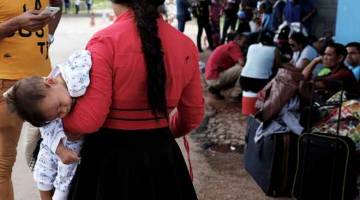 TERDESAK: Gambar fail 16 November, 2017 menunjukkan rakyat Venezuela bersama bagasi masing-masing diarah menunjukkan pasport atau kad pengenalan di pos kawalan sempadan Pacaraima di negeri Roraima, Brazil. — Gambar Reuters