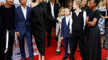 BERSAMA ANAK: Gambar bertarikh 11 September 2017 ini menunjukkan Jolie tiba bersama enam anaknya (dari kiri) Maddox Jolie-Pitt, Pax Jolie-Pitt, Vivienne Jolie-Pitt, Knox Leon Jolie-Pitt, Shiloh Jolie-Pitt, dan Zahara Jolie-Pitt untuk tayangan filem ‘First They Killed My Father’ di Toronto International Film Festival (TIFF), di Toronto, Kanada.    — Gambar Reuters