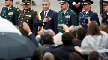 PRESIDEN BAHARU: Duque (tengah) bersama pemimpin angkatan bersenjata selepas upacara mengangkat sumpah sebagai presiden di Bogota, Colombia kelmarin. — Gambar Reuters