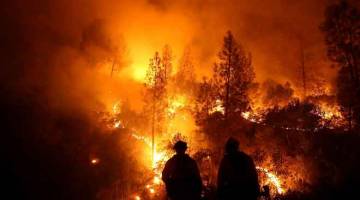 KEBAKARAN TERBESAR: Anggota bomba memantau kebakaran belantara terbesar dikenali                    sebagai ‘Mendocino Complex’ berhampiran Lodoga, California kelmarin. — Gambar AFP
