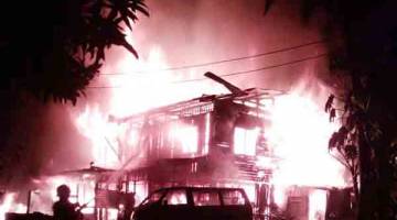 API marak memusnahkan rumah dua tingkat di Jalan Durok Kampung Baru.