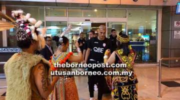 SELAMAT DATANG: Pemain-pemain Perth Glory FC disambut meriah sebaik tiba di Lapangan Terbang Antarabangsa Kuching (KIA) semalam.