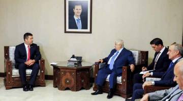 PERTEMUAN MESRA: Gambar serahan Agensi Berita Arab Syria (SANA) kelmarin menunjukkan Menteri Luar Syria Walid al-Muallem (tengah) bertemu dengan Hamacek (kiri) di pejabatnya di Damsyik, Syria. — Gambar AFP