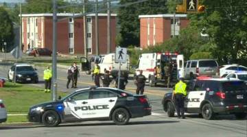 BERJAGA-JAGA: Pihak polis Kanada mengepung kawasan perumahan tempat berlakunya insiden tembakan di Frederiction, New Brunswick, Kanada. — Gambar Reuters