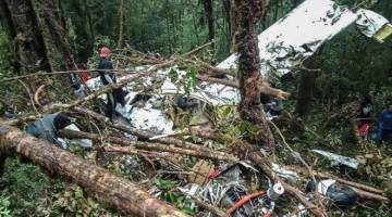 Pasukan penyelamat mengambil masa dua jam untuk tiba ke tapak nahas - Foto AFP