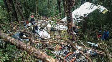TRAGIK: Gambar serahan unit penerangan Pemerintah Tentera Cendrawasih Papua yang dirakam semalam menunjukkan tempat kejadian nahas pesawat Pilatus buatan Swiss di gunung Menuk di Oksibil. — Gambar AFP