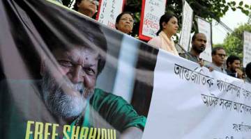 BEBAS SHAHIDUL!: Sekumpulan wartawan, aktivis dan pelajar Akademi Media Asia Selatan Pathsala menuntut pembebasan Shahidul Alam di Dhaka, Bangladesh pada 11 Ogos lalu. — Gambar Reuters