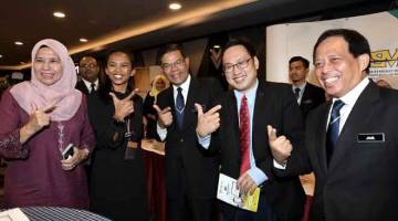 UNTUK ALBUM: Saifuddin (tengah), Timbalannya, Chong Chieng Jen (dua, kanan), Pengerusi Suruhanjaya Syarikat Malaysia (SSM) Datuk Seri Jamil Salleh (kanan) dan Ketua Pegawai Eksekutif SSM, Datuk Zaharah Abd Wahab Fenner (kiri) selepas Majlis Perasmian Persidangan Kebangsaan Suruhanjaya Syarikat Malaysia 2018 (SSMNC2018) di Pusat Konvensyen Sunway Pyramid, semalam. — Gambar Bernama