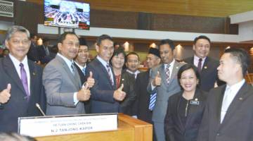  JAUJAN bergambar bersama beberapa pembantu menteri dan penyokong kerajaan sebelum bermula sesi Mesyuarat Kedua Penggal Pertama Dewan Undangan Negeri Sabah ke-15 hari ini.