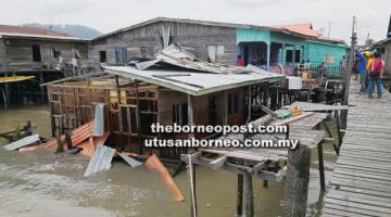 RUMAH di Lorong Seroja, Kg Tanjung Batu Keramat Laut ini salah satu daripada kediaman orang Tawau yang roboh berikutan fenomena ribut, angin kencang dan hujan lebat yang berlaku.