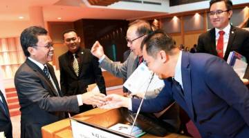 SHAFIE memperkatakan sesuatu dengan Ketua Pembangkang yang juga Adun Tambunan Datuk Dr Jeffrey Kitingan selepas selesai Persidangan DUN Sabah di Bangunan DUN Sabah hari ini. 