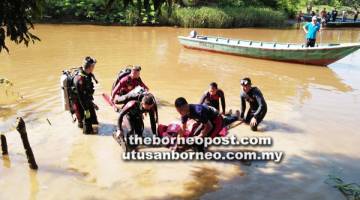 PASUKAN SAR membawa mangsa naik ke darat selepas ditemukan jam 9 pagi tadi.