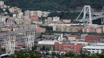 ROBOH: Jambatan Morandi yang roboh dilihat di bandar pelabuhan Genoa, Itali kelmarin. — Gambar Stefano Rellandini/Reuters 