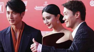 HILANG?: Gambar fail yang diambil pada 13 Jun 2015 ini menunjukkan Fan Bingbing (tengah) bersama pelakon Taiwan Wu Chun (kiri) dan aktor Hong Kong Leon Lai  semasa tiba di acara permaidani merah majlis pembukaan Shanghai International Film Festival di Shanghai. Salah seorang bintang filem terbesar dan paling kaya di China, aktres Fan Bingbing, sudah hilang daripada pandangan umum ketika pihak berkuasa menyiasat dakwaan tentang pengelakan cukai oleh para penghibur, sekali gus mencetuskan spekulasi peminat ya