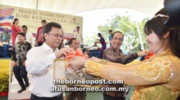 SIMBOLIK perasmian dengan melepaskan burung dari sangkar.