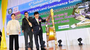 SHAFIE merasmikan Kongres Antarabangsa Juruukur Sabah Ke-6. Turut kelihatan Pengerusi Royal Institution of Surveyors Malaysia Cawangan Sabah Sr Raja Sundra Lingam (dua dari kiri) dan Presiden ASEAN Federation of Land Surveying and Geomatics, Filipina Engr. Randolf S Vicente the Philippines (kiri).