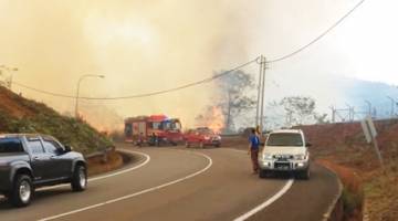 SEBAHAGIAN kebakaran sekitar jalan ke Kompleks Sukan Ranau.