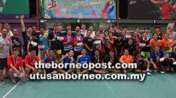 TAHNIAH: Pemenang Kejohanan Badminton Bahagian Miri 2018 yang menyertai kejohanan berlangsung di Tung Sport, Miri.