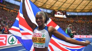 BERBANGGA: Asher-Smith meraikan kejayaannya memenangi acara 200 meter di Kejohanan Eropah di Stadium Olympic, Berlin. — Gambar AFP