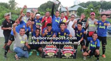 TAHNIAH: Pasukan BNG Nazario bersorak gembira selepas muncul juara Kejohanan Bola Sepak Tujuh Sebelah Siri II NCS 2018.