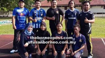 LATIHAN INTENSIF: Dayang Siti Norlila (duduk kiri) bersama atlet-atlet pada sesi latihan di Kompleks Sukan Limbang.