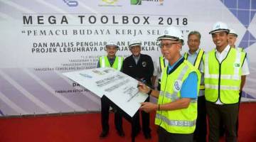 RASMI: Sr Aziz Abdullah menandatangani plak Mega Toolbox 2018 Projek Lebuhraya Putrajaya-KLIA (MEX II) di Ibu Pejabat Maju Expressway di Cyberjaya. — Gambar Bernama