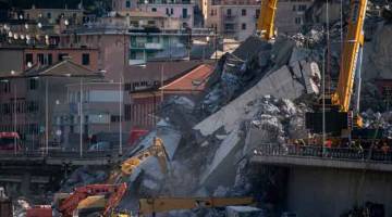 GELEDAH: Anggota penyelamat menggeledah runtuhan jambatan laluan kenderaan Morandi di bandar pelabuhan Genoa semalam, tiga hari selepas satu bahagiannya roboh dan mengorbankan 39 nyawa. — Gambar Marco Bertorello/AFP   