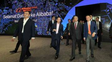 LAWATAN: Tun Dr Mahathir (dua kanan) diiringi oleh Jack Ma (kanan) ketika melawat Ibu Pejabat Kumpulan Alibaba di Hangzhou, China, semalam. — Gambar Bernama
